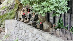 芝公園の蛇塚。浜松町の過緊張・強ストレス専門サロンの近く