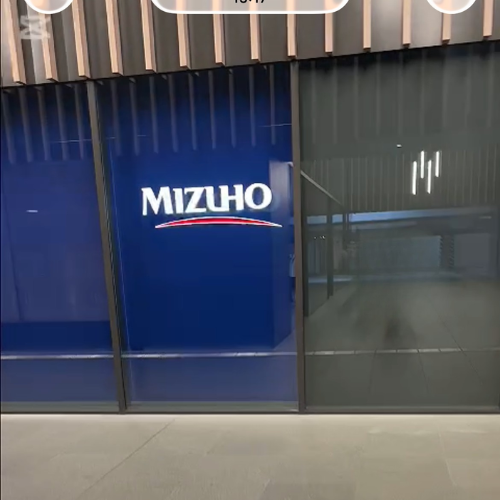 突き当たりのみずほ銀行の前を左へ進む（浜松町の休戦所への行き方3）