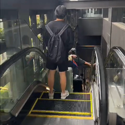 みずほ銀行の奥にあるエスカレーターを下ります。（浜松町の休戦所への行き方4）