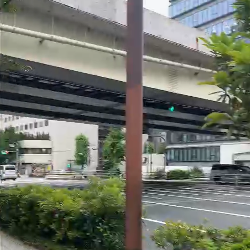 エスカレーターを下り、右に進むと「第一京浜」という大通りがあります。「第一京浜」を左へ進みます。（浜松町の休戦所への行き方5）
