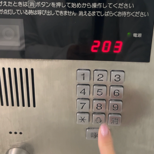 ベルメゾン芝203号室の入り口インターホン（浜松町の休戦所への行き方8）