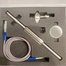 インディバのスカルプチャーの電極と、肩甲骨まわりへの施術の様子。浜松町の過緊張・強ストレス専門サロン