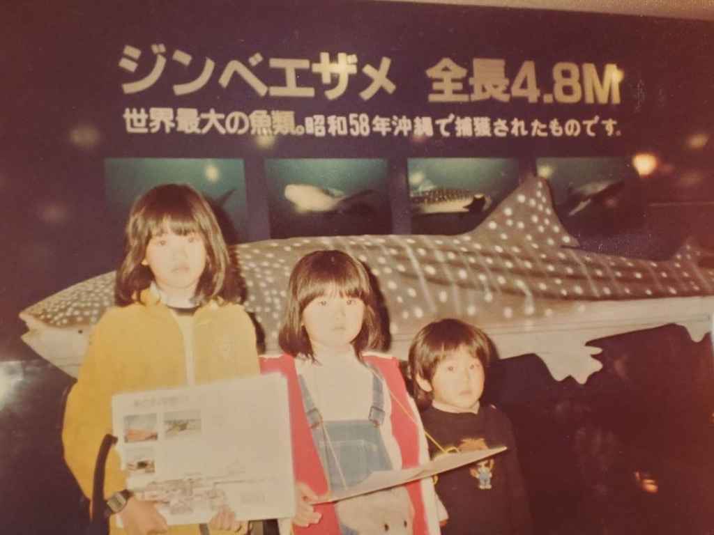 三人きょうだいと並ぶ岡本真由美（浜松町の過緊張・強ストレス専門サロン オーナー）