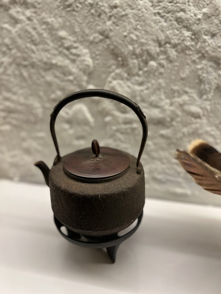 南部鉄器と羽箒