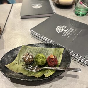 タマリンドツリーのお茶会でいただいたエナジーボール。浜松町の過緊張・強ストレス専門サロンの近く、アーユルセイロン芝大門にて